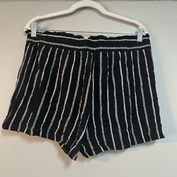 Tied black and white stretch waist cloth shorts - Picture 2 of 2